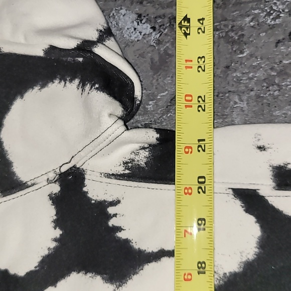 Nike. Embroidered. Crewneck. Streetwear. Women's Size Medium - Picture 9 of 16